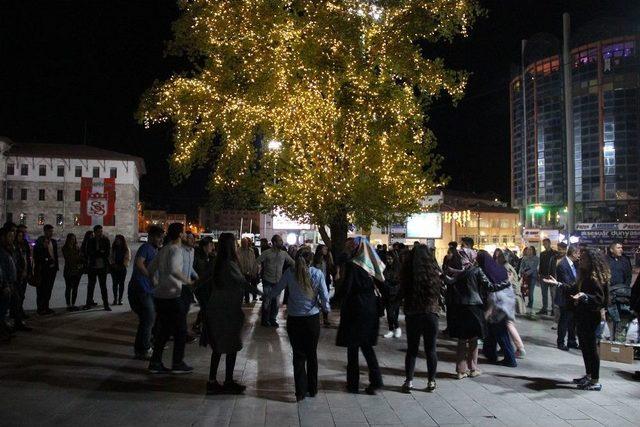 Cumhuriyet Meydanı’nda Horon Teptiler