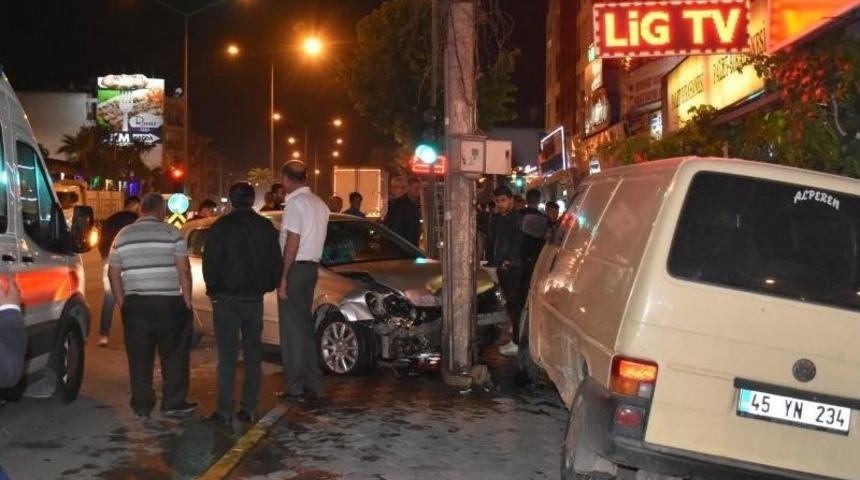 &Ouml;nce Kamyonete Sonra Elektrik Direğine &Ccedil;arptı