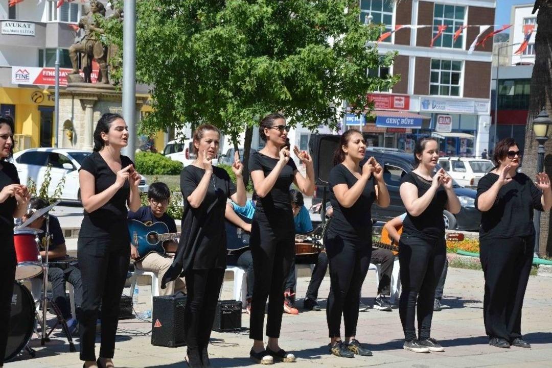 İşitme Engelliler İ&ccedil;in İşaret Dili &Ouml;ğrendiler