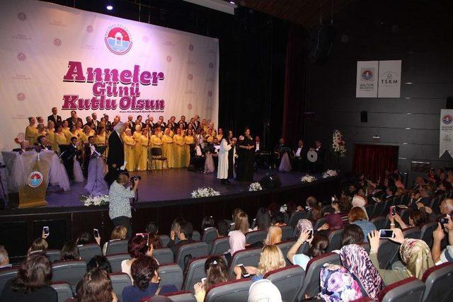 Anneler G&uuml;n&uuml; Konserinde T&uuml;rkan Şoray S&uuml;rprizi 2