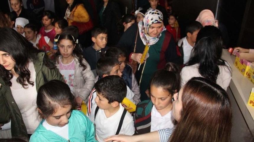 Kars Belediyesi &Ccedil;ocukları Tiyatroyla Buluşturdu