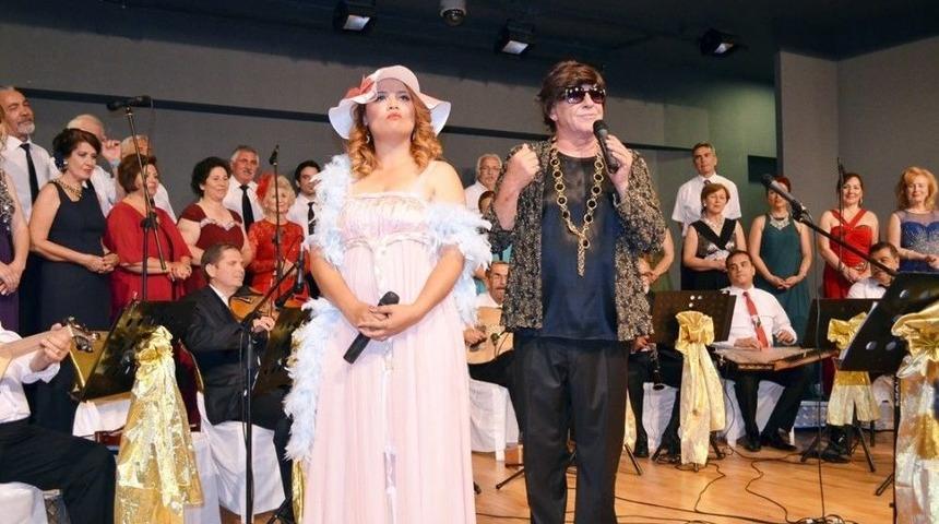 Didimliler Yeşil&ccedil;am Şarkılarıyla Hoş Dakikalar Ge&ccedil;irdi