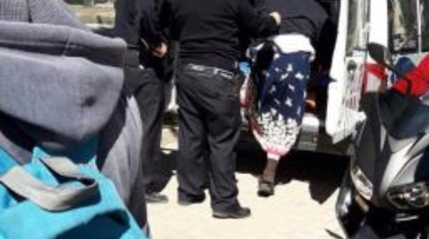 Kadın Kıyafetiyle Sokağa &Ccedil;ıkan Şahıs Polisi Alarma Ge&ccedil;irdi