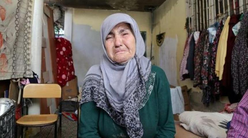 Evleri Yanan Yaşlı &Ccedil;ift Balkon Boşluğunda Yaşıyor