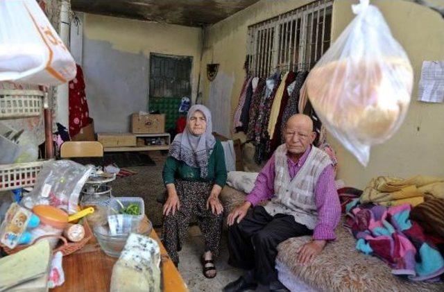 Evleri Yanan Yaşlı Çift Balkon Boşluğunda Yaşıyor