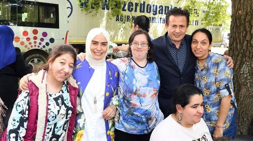 Başkan Yazıcı Ve Eşi, Engellilerle Bir Kez Daha Tek Y&uuml;rek Oldu