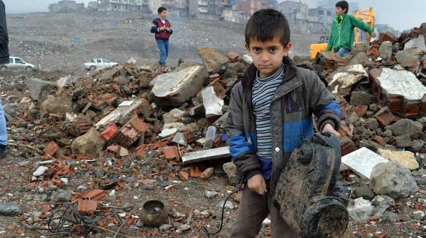 Okul Har&ccedil;lığı İ&ccedil;in Hayatlarını Tehlikeye Atıyorlar