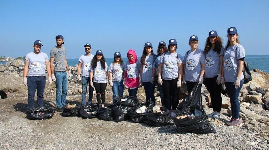 &Uuml;niversite &Ouml;ğrencileri Sahil Temizliği Yaptı