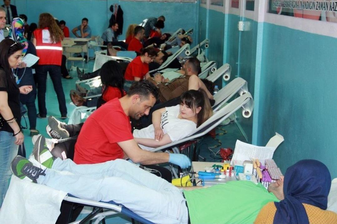 Kan Vermek İ&ccedil;in Kuyruk Oldular