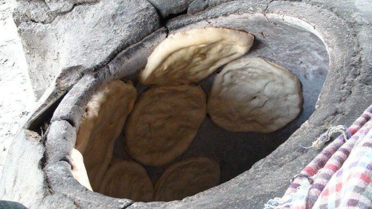 Ekmeklerini Tandırdan Çıkarıyorlar G1