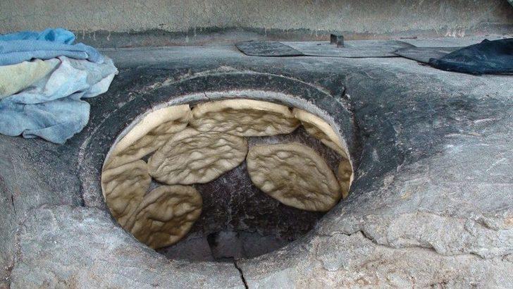 Ekmeklerini Tandırdan Çıkarıyorlar G2