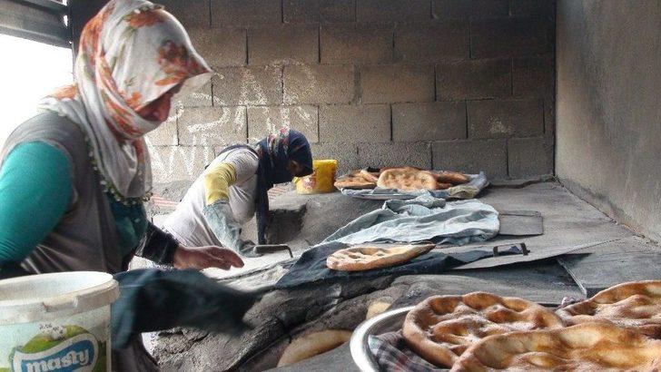 Ekmeklerini Tandırdan Çıkarıyorlar G3