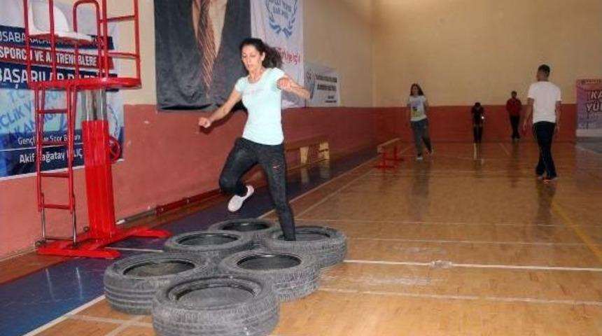 Polis, Olabilmek I&ccedil;in Ter D&ouml;k&uuml;yorlar