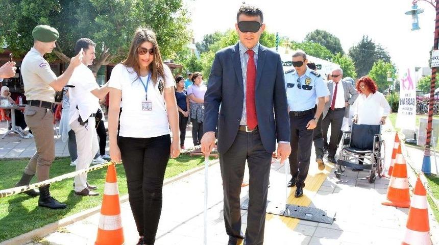 Engelliler İle Empati Kurmak İ&ccedil;in Zorlu Parkuru Ge&ccedil;tiler