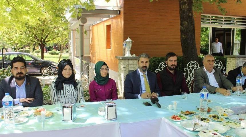 Ak Parti Gençlerle Bir Araya Geldi