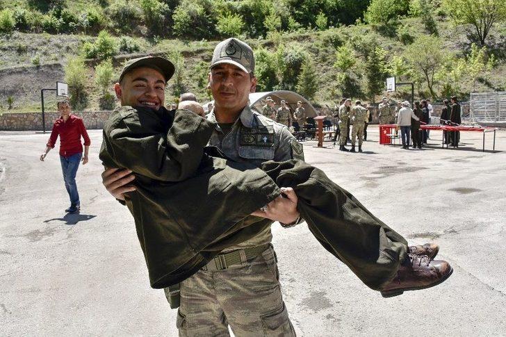 Bir Günlüğüne Asker Olup Terhis Belgesi Aldılar G4
