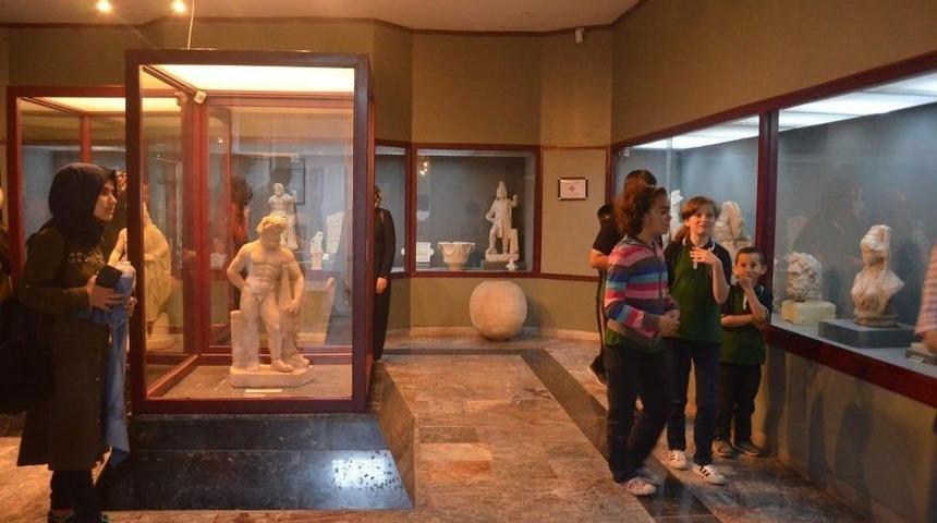 Gen&ccedil;lik Merkezi G&ouml;n&uuml;ll&uuml;leri İşitme Engelli &Ccedil;ocuklarla M&uuml;zeyi Gezdirdi