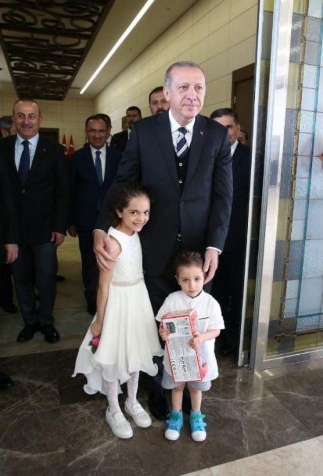 Cumhurbaşkanı Erdoğan, Suriyeli Bana Ve Ailesine Kimliklerini Verdi