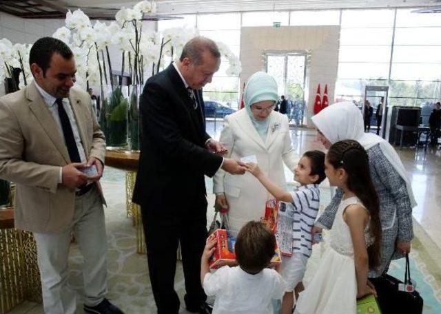 Cumhurbaşkanı Erdoğan, Suriyeli Bana Ve Ailesine Kimliklerini Verdi