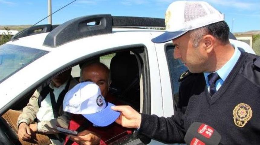 Polisten S&uuml;r&uuml;c&uuml;lere 'hediyeli' Denetim