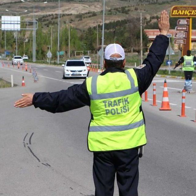 Polisten Sürücülere 'hediyeli' Denetim