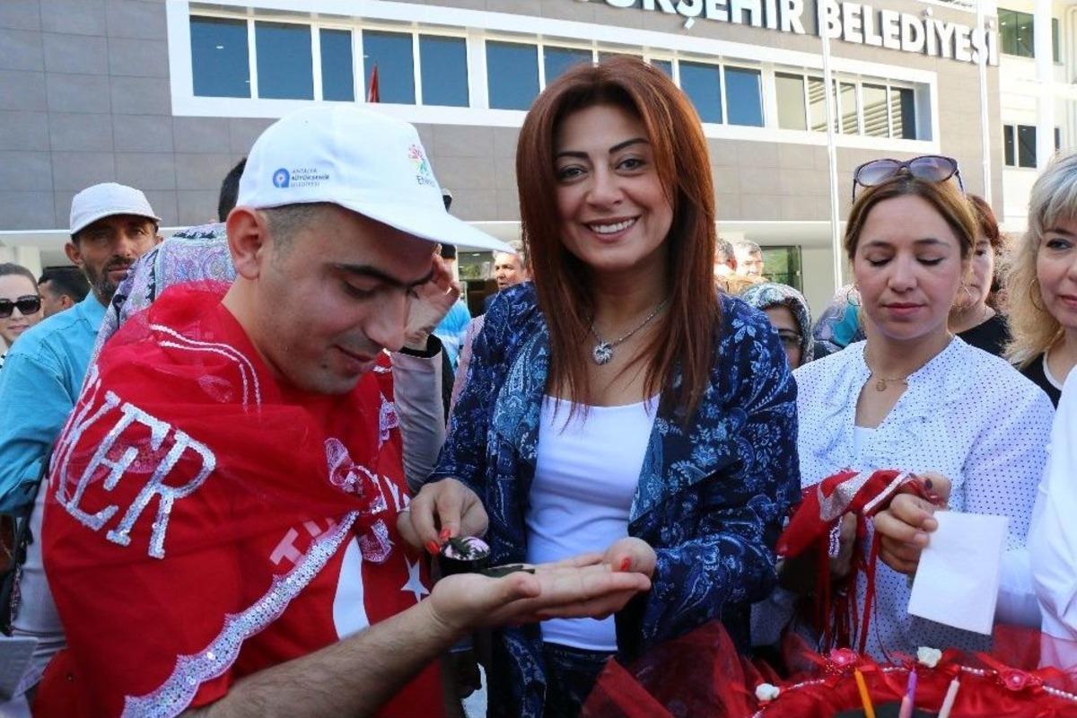 Engelli Gen&ccedil;ler Davul Zurnayla Askere Uğurlandı