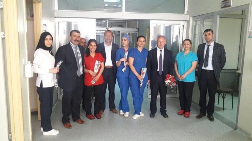 Hakkari&rsquo;de Hemşirelere Karanfil Dağıtıldı