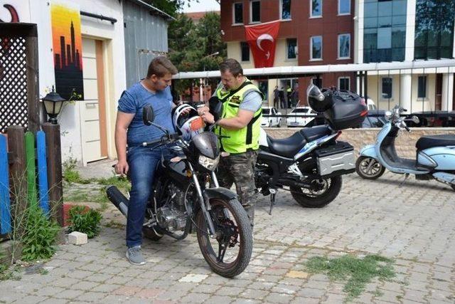 Motosiklet Sürücülerine Kast Dağıtıldı