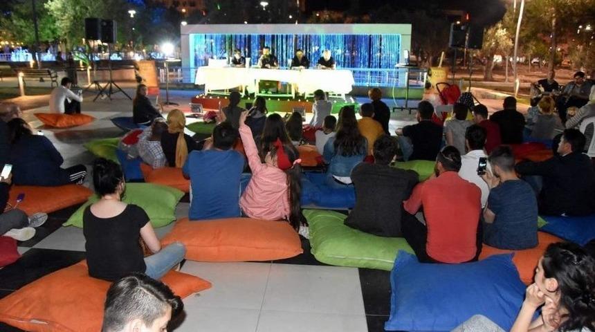 Aliağa&rsquo;nın Yerel Sanat&ccedil;ılarından Unutulmaz Şiir Gecesi