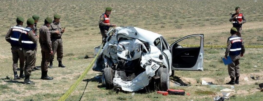 Kamyon Otomobile Arkadan &Ccedil;arptı: 1 &Ouml;l&uuml;