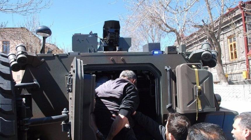 Beşiğinde Uyuyan Bebeği Sopayla &Ouml;ld&uuml;rd&uuml;