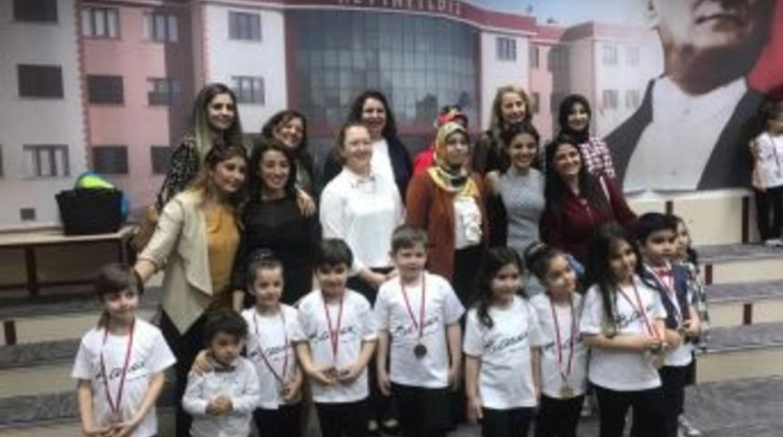 Minik &Ccedil;ocuğun Ay Yıldız Sevgisi