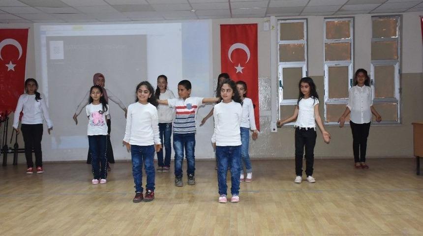 &Ouml;ğrenciler İngilizce Şarkı S&ouml;yleyip Ske&ccedil; Oynadı