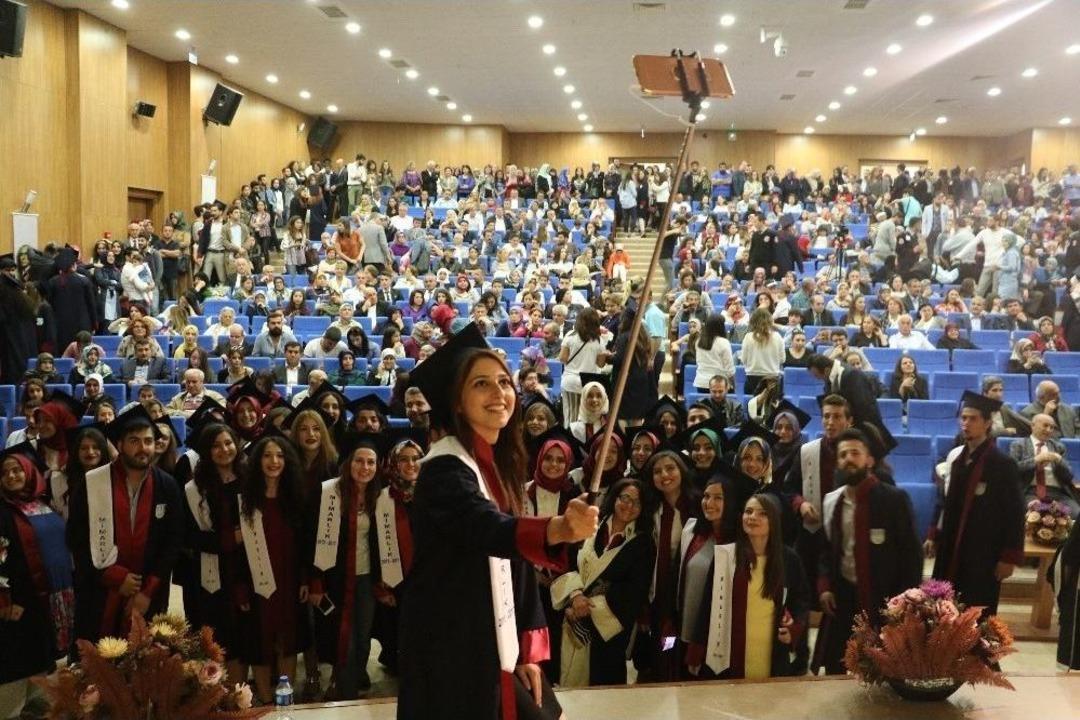 G&uuml;zel Sanatlar Ve Tasarım Fak&uuml;ltesi&rsquo;nde Mezuniyet Sevinci