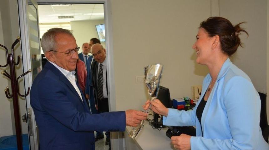 Genel M&uuml;d&uuml;r Coşkun, Anneler G&uuml;n&uuml;&rsquo;n&uuml; &Ccedil;i&ccedil;eklerle Kutladı