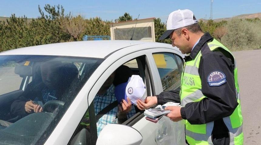 Polisten S&uuml;r&uuml;c&uuml;lere Hediyeli Denetim