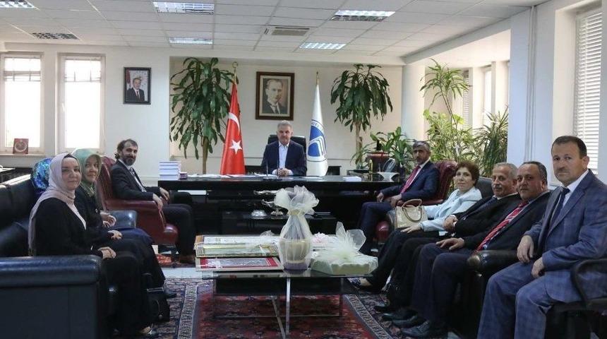 &Ouml;ğrencilerin Eserleri Rekt&ouml;r Elmas&rsquo;a Hediye Edildi