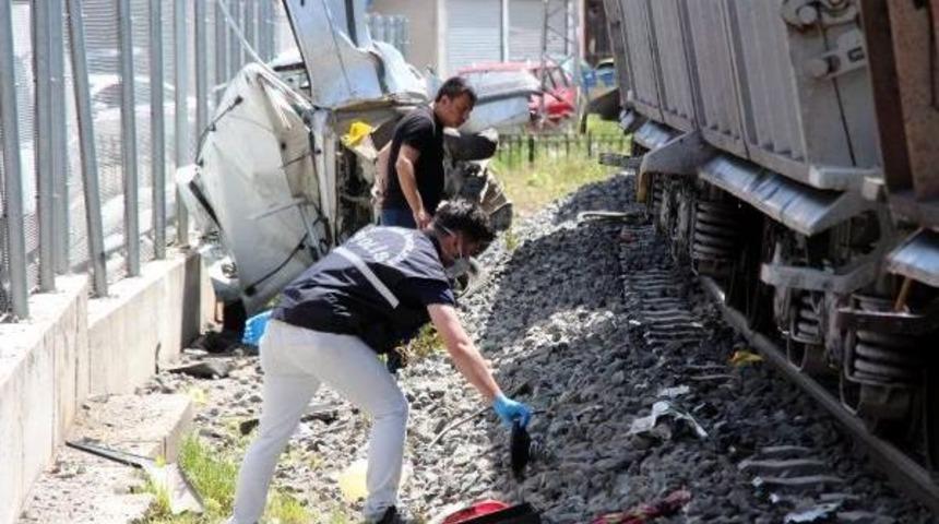 Hemzemin Ge&ccedil;itte Tren Otomobile &Ccedil;arptı: 1 &Ouml;l&uuml;, 1 Yaralı