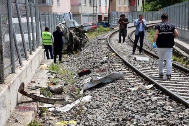 Hemzemin Geçitte Tren Otomobile Çarptı: 1 Ölü, 1 Yaralı