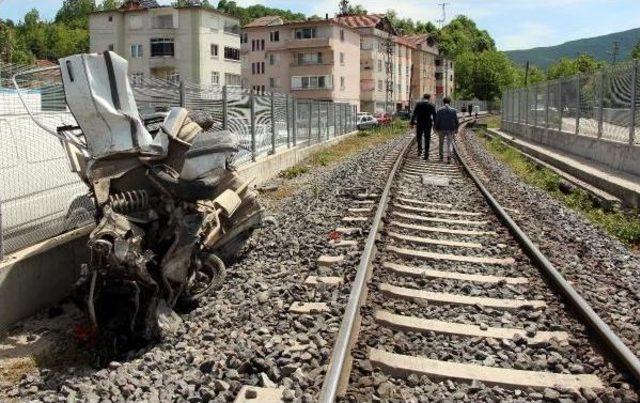 Hemzemin Geçitte Tren Otomobile Çarptı: 1 Ölü, 1 Yaralı