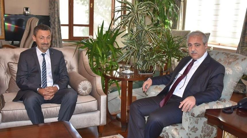 Vali G&uuml;ven&ccedil;er: &ldquo;eczacılık, Tıp Sekt&ouml;r&uuml;n&uuml;n En &Ouml;nemli Ayaklarından Biri"