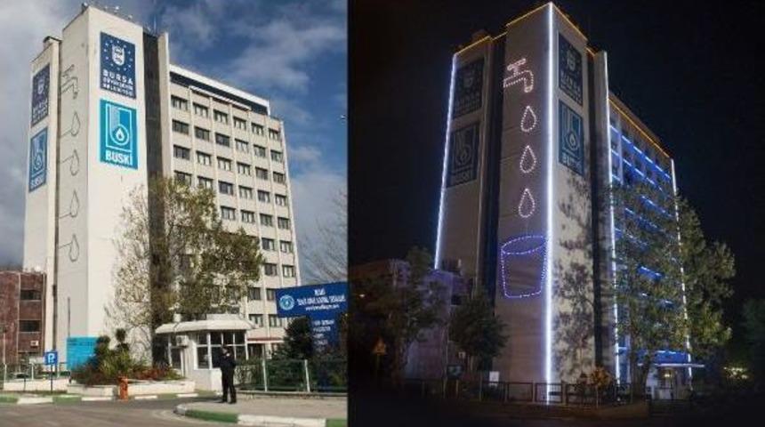 Hamza Uyardı, Binadaki &Ccedil;eşme Fig&uuml;r&uuml;ne Kova Eklendi