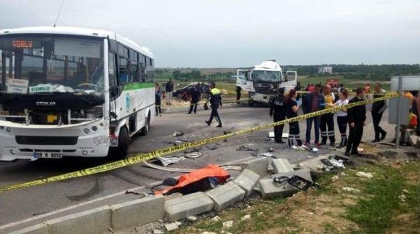Beton Mikseri, Midib&uuml;sle &Ccedil;arpıştı: 2 &Ouml;l&uuml;, 17 Yaralı