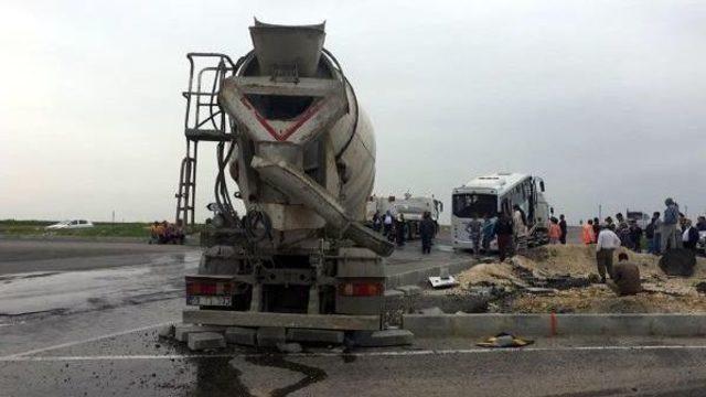 Beton Mikseri, Midibüsle Çarpıştı: 2 Ölü, 17 Yaralı