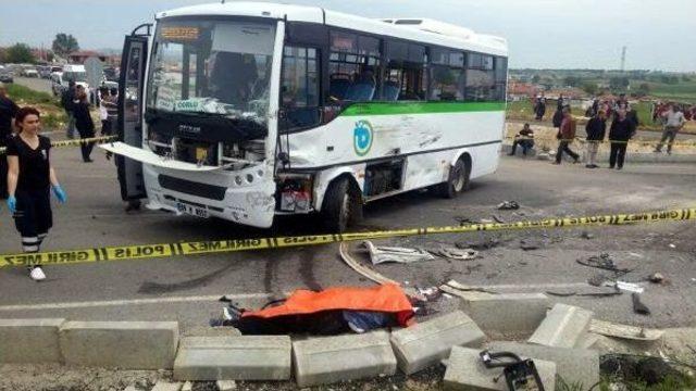 Beton Mikseri, Midibüsle Çarpıştı: 2 Ölü, 17 Yaralı