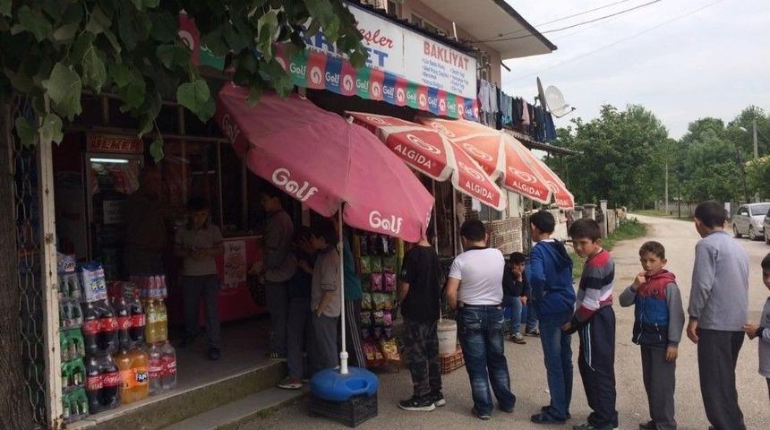 Cuma Namazı Sonrası &Ccedil;ocuklara Jest