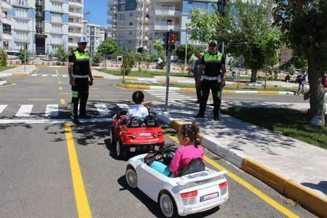 Çocuklar İçin Uygulamalı Trafik Eğitim Parkı Hizmete Açıldı