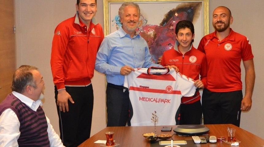 &Ouml;zcan: "sporcularımız Gururumuz"