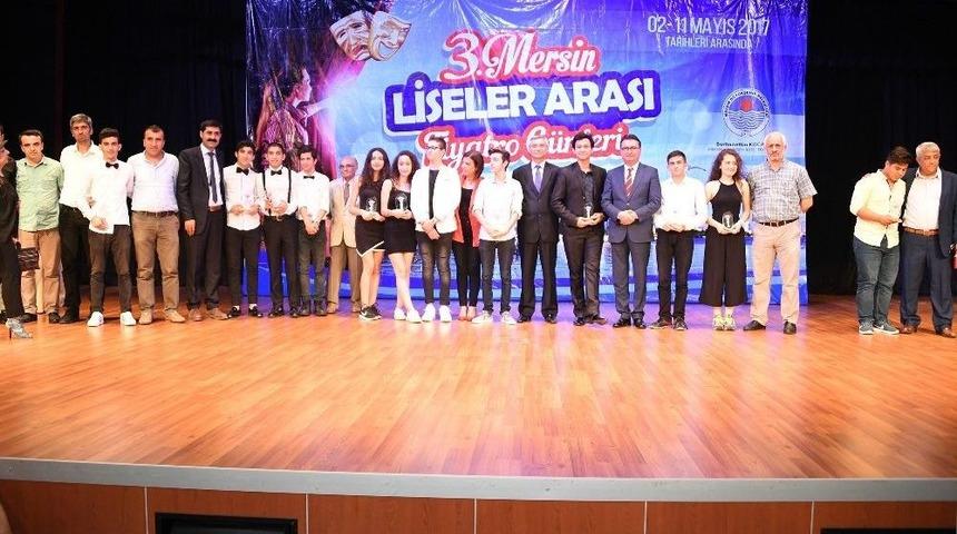 Tiyatroda Gelecek Vadeden Yıldızlar &Ouml;d&uuml;llendirildi