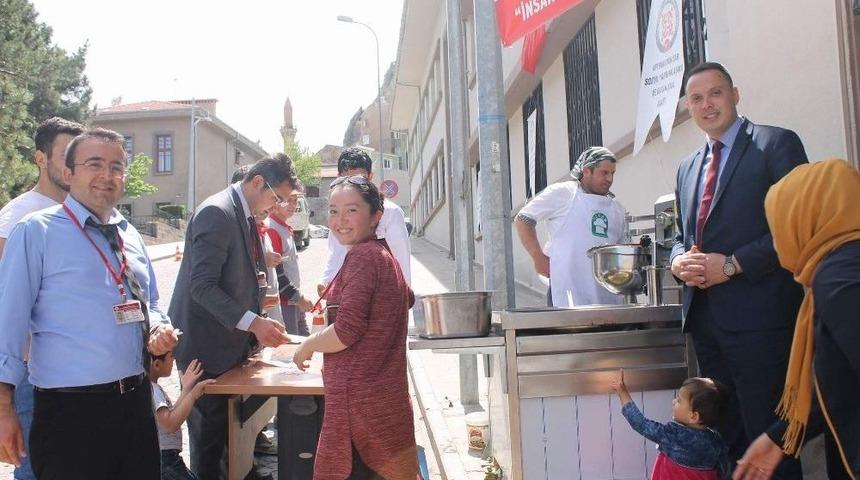 Sydv Vatandaşlara Lokma Dağıttı